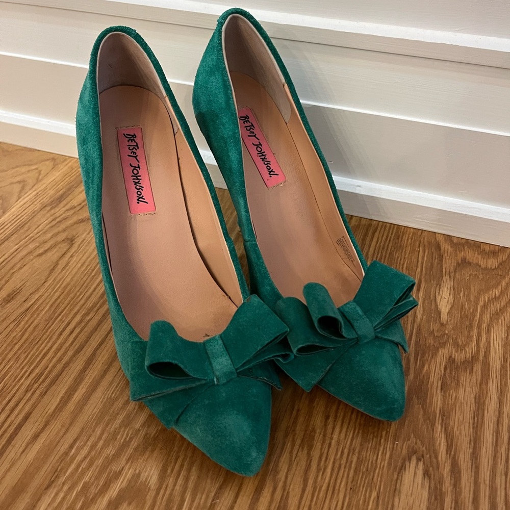 Green Suede Pumps size 8. Gently Used.
